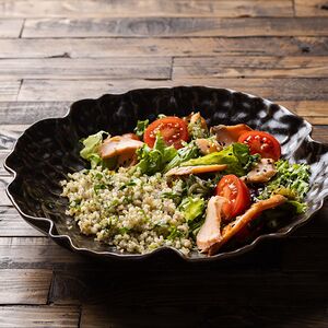 С запеченным лососем, огуречной лапшой, табуле из киноа и кускуса