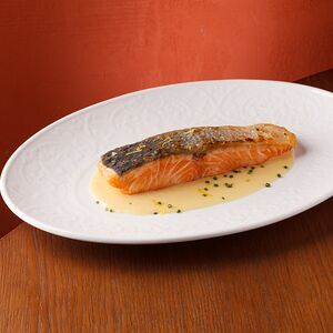 Стейк-лосось с соусом берблан