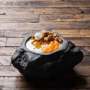 Мацони с медом и грецким орехом