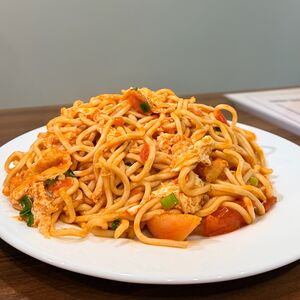 Жареная лапша с помидорами и яйцами