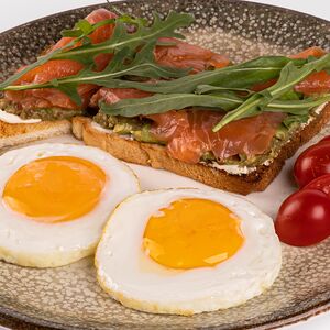 Яичница с тостами гуакамоле и лососем