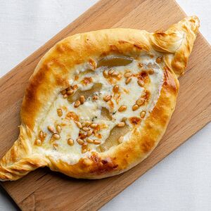 Хачапури Груша-горгонзола