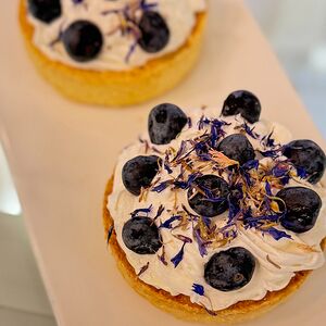 Тарталетка с кремом и ягодами 