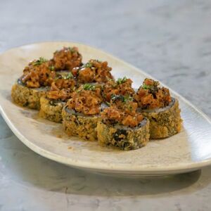 Жареный ролл с тунцом и соусом спайси