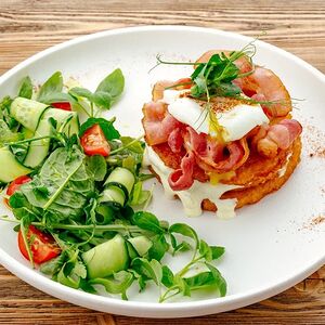 Драники с беконом и яйцом пашот