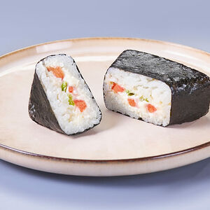 Онигири с беконом и томатом