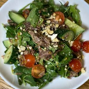 Салат с говядиной и огурцами с медово-горчичной заправкой