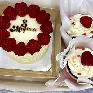 Набор 8 марта бенто и 2 капкейка с топпером 