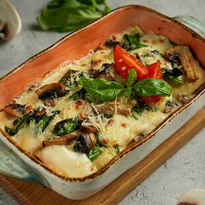 Սպանախով, սնկով և բեշամել սոուսով լազանյա