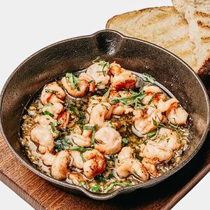 Креветки с чесноком и петрушкой