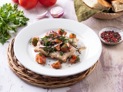 Стейк из свиной шеи с салатом из томатов