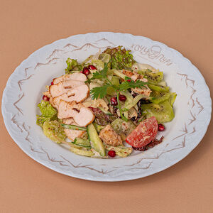 Салат с цыпленком и киви под кунжутной заправкой