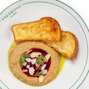 Паштет из куриной печени с черничными кули и лепестками миндаля 