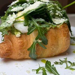 Круассан с яйцом пашот и гуакамоле