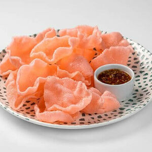 Креветочные чипсы с соусом чили манго