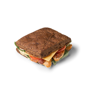 Сэндвич с куриным филе, беконом и медово-горчичным соусом