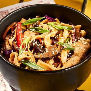 Вок с курицей и грибами в устричном соусе