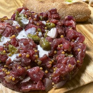 Тартар из говядины с соусом Tonnato и ломтиками фокаччи