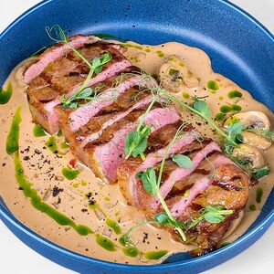 Стриплойн с мясным соусом