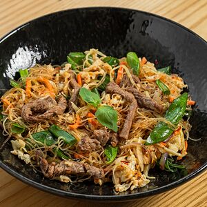 Пад Кхи Мао с говядиной