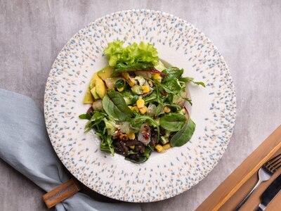 Зеленый салат с жареными грибами