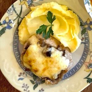 Свиная отбивная с картофельным пюре