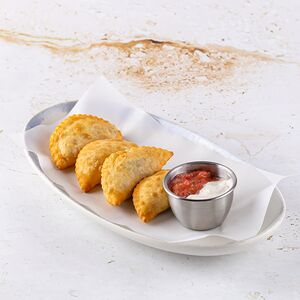 Мини-чебуреки с телятиной и двумя соусами 