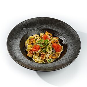 Орекьетте с индейкой, шампиньонами и трюфельным маслом