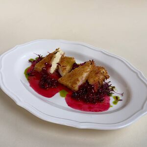 Жареный сыр тофу с брусничным соусом