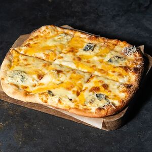 Пинца четыре сыра 