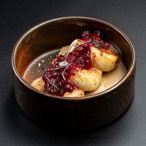 Сырники с домашним кремом и ягодным соусом 