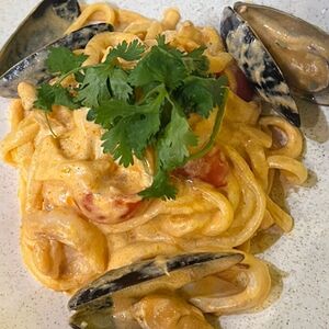 Паста с морепродуктами в соусе Том ям