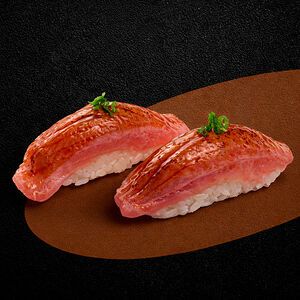 Суши с опаленным тунцом