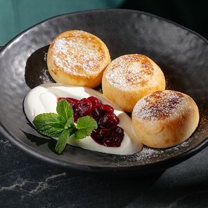 Сырники со сметаной и вишней