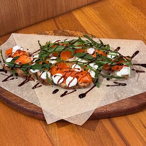 Брускетта с лососем