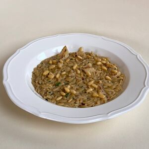 Орзо с соусом из цветной капусты с кедровым орехом