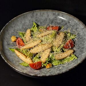Салат Цезарь с курицей