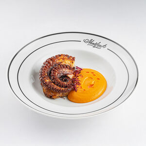 Осьминог с мятым картофелем и соусом из перца