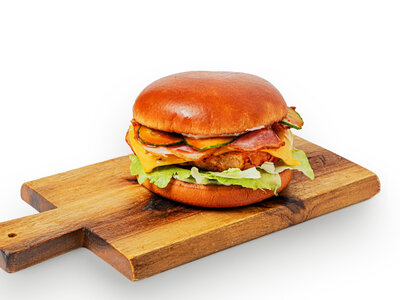 Бургер с куриным шницелем, беконом и соусом Тартар