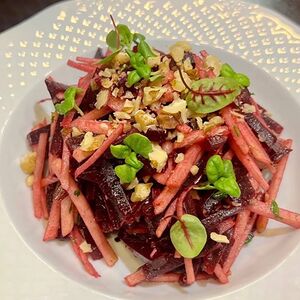 Свекольный салат с яблоком и орехами 