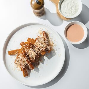 Жареные ржаные гренки с пармезаном с соусом тартар