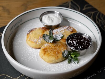 Сырники с вареньем и сметаной