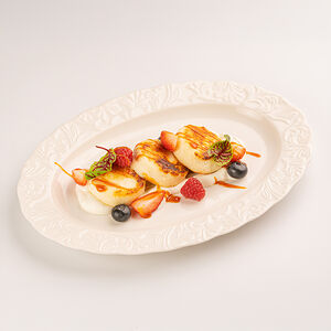 Сырники с карамелью и сметаной