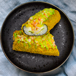 Открытый ролл с манго и креветкой