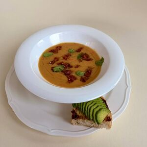 Крем-суп из красной чечевицы с авокадо-тостом