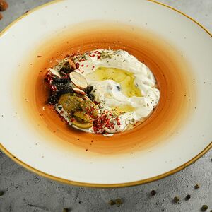 Քամած մածունով աղցան