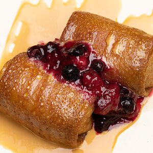 Блинчики с творогом, ягодным соусом и муссом из сгущенки