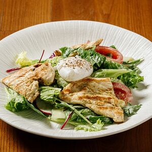 Салат с куриной грудкой и яйцом пашот