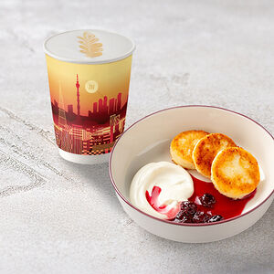 Сырники со сметаной, вареньем и напиток