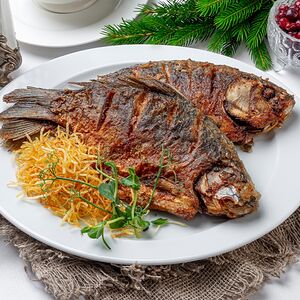 Караси, жаренные в сметане с картофелем пай